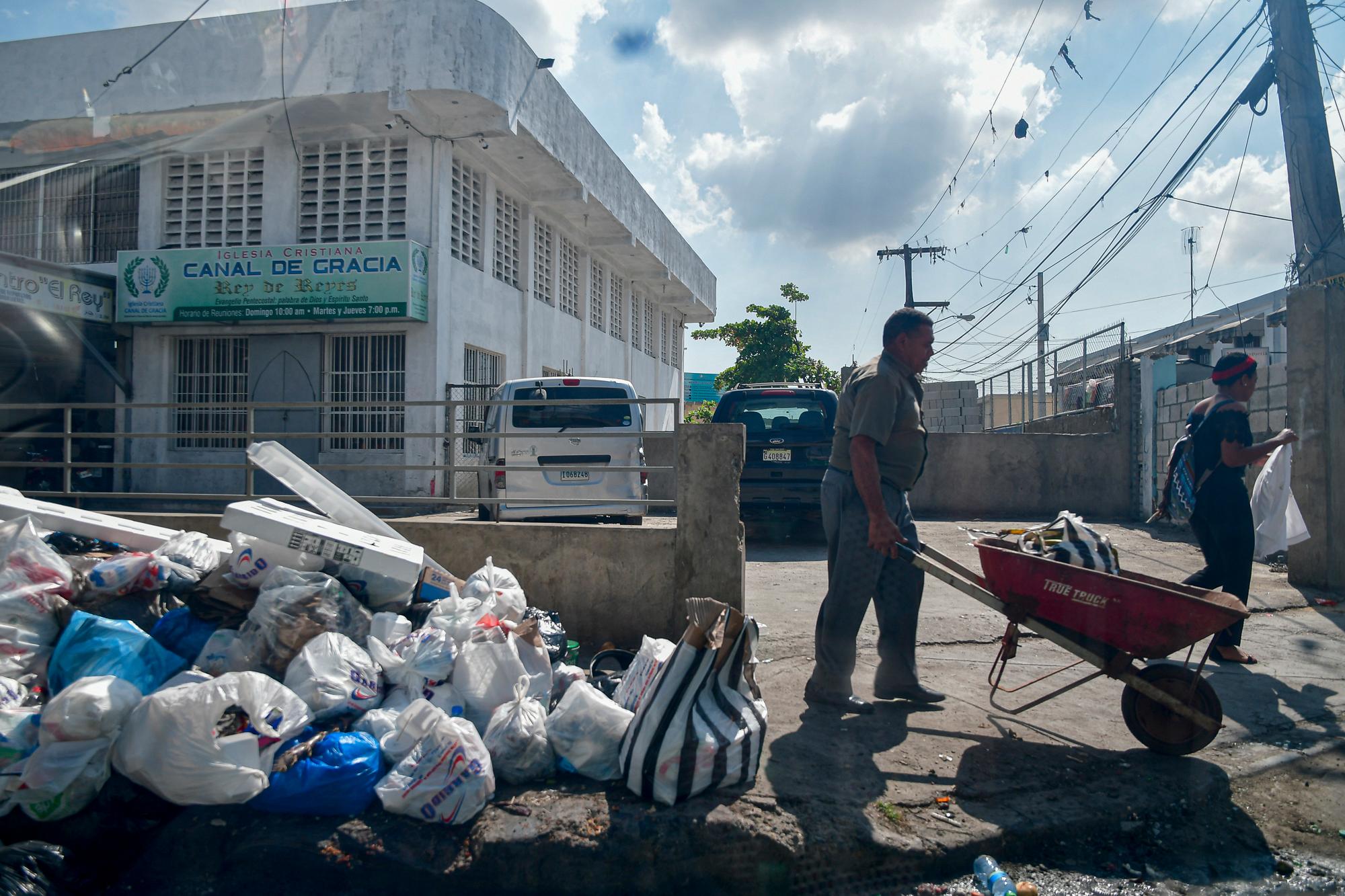La gente lanza los residuos por doquier.