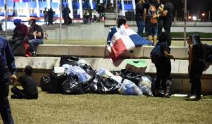 Muestra de civismo: antes de marcharse, manifestantes recogieron la basura en la Plaza de la Bandera