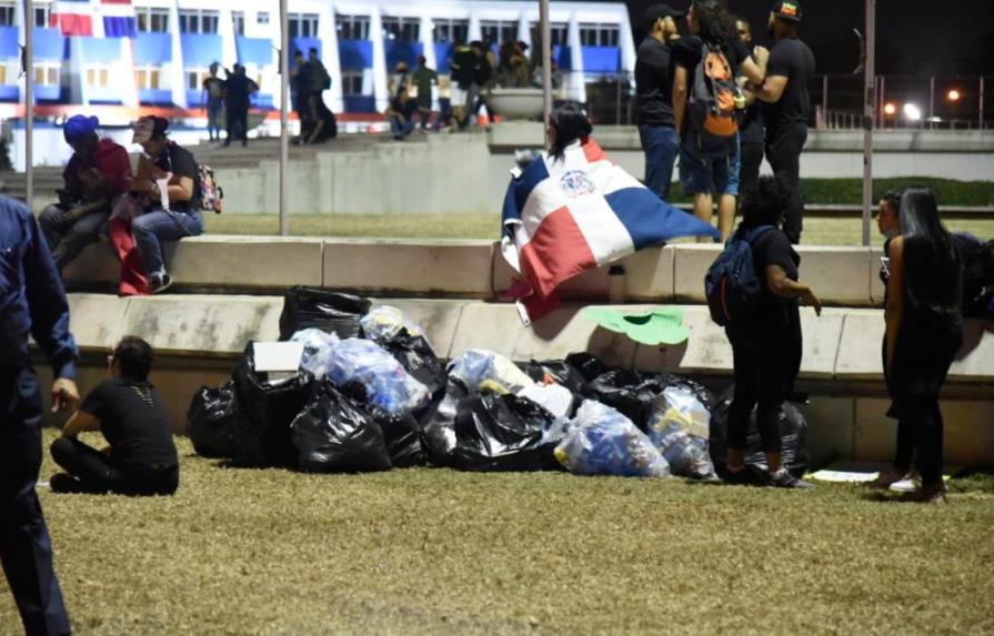 Muestra de civismo: antes de marcharse, manifestantes recogieron la basura en la Plaza de la Bandera