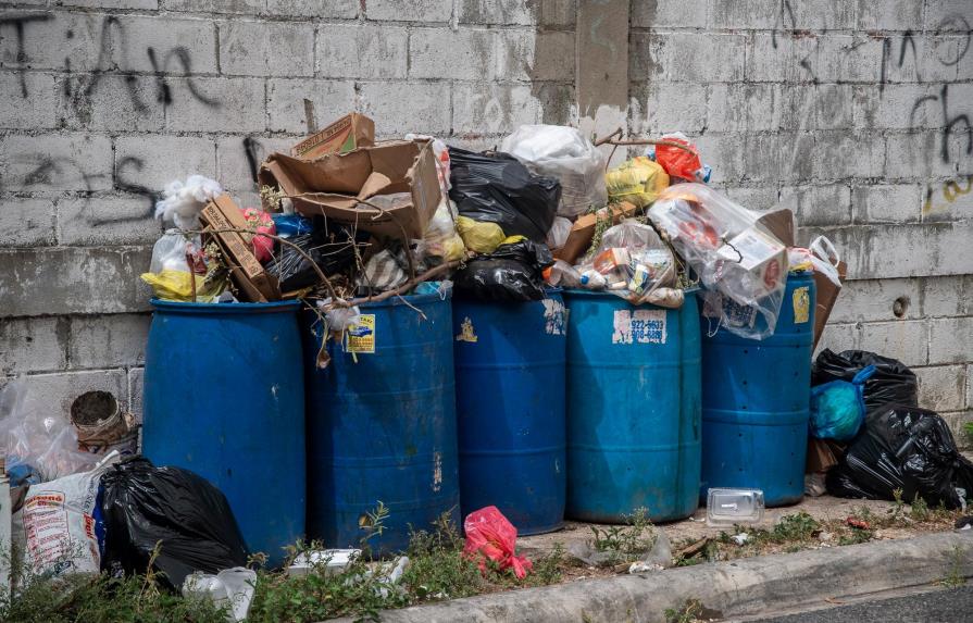 Denuncian cúmulo de basura en Santo Domingo Oeste