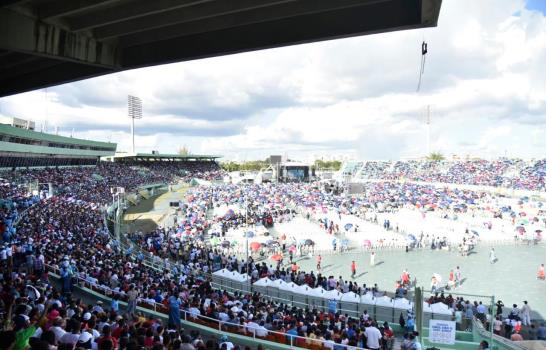 Miles de evangélicos asisten a La Batalla de la Fe en el Estadio Olímpico Félix Sánchez
