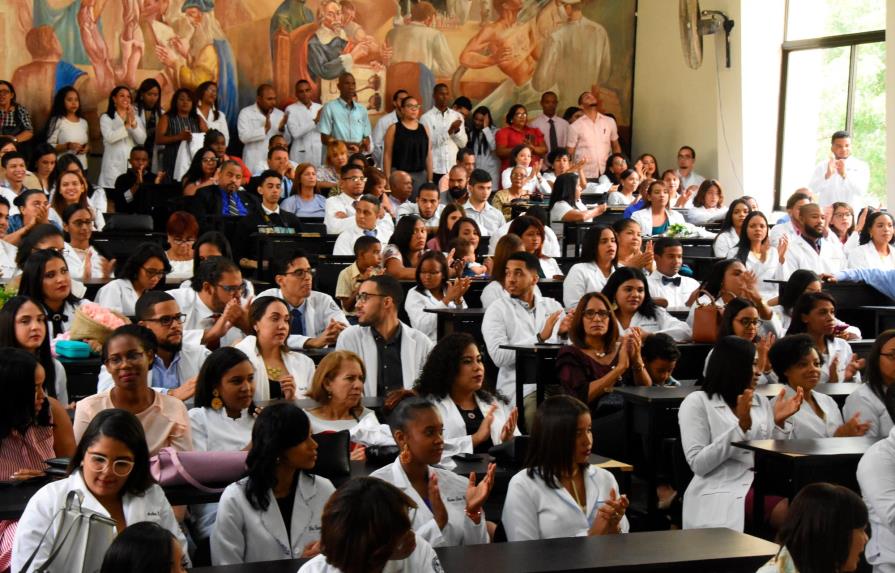 UASD impone más de 400 batas blancas a estudiantes de medicina