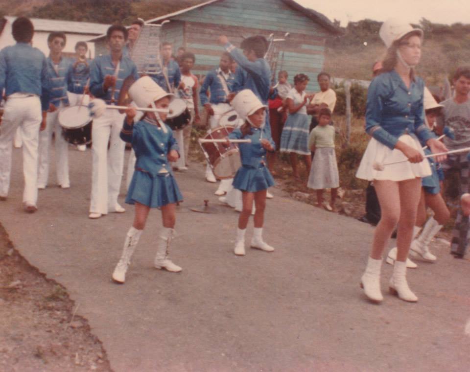  Grupos de batón ballet alegraban a los comunitarios de El Pinar. Imagen de comienzos de los 80.