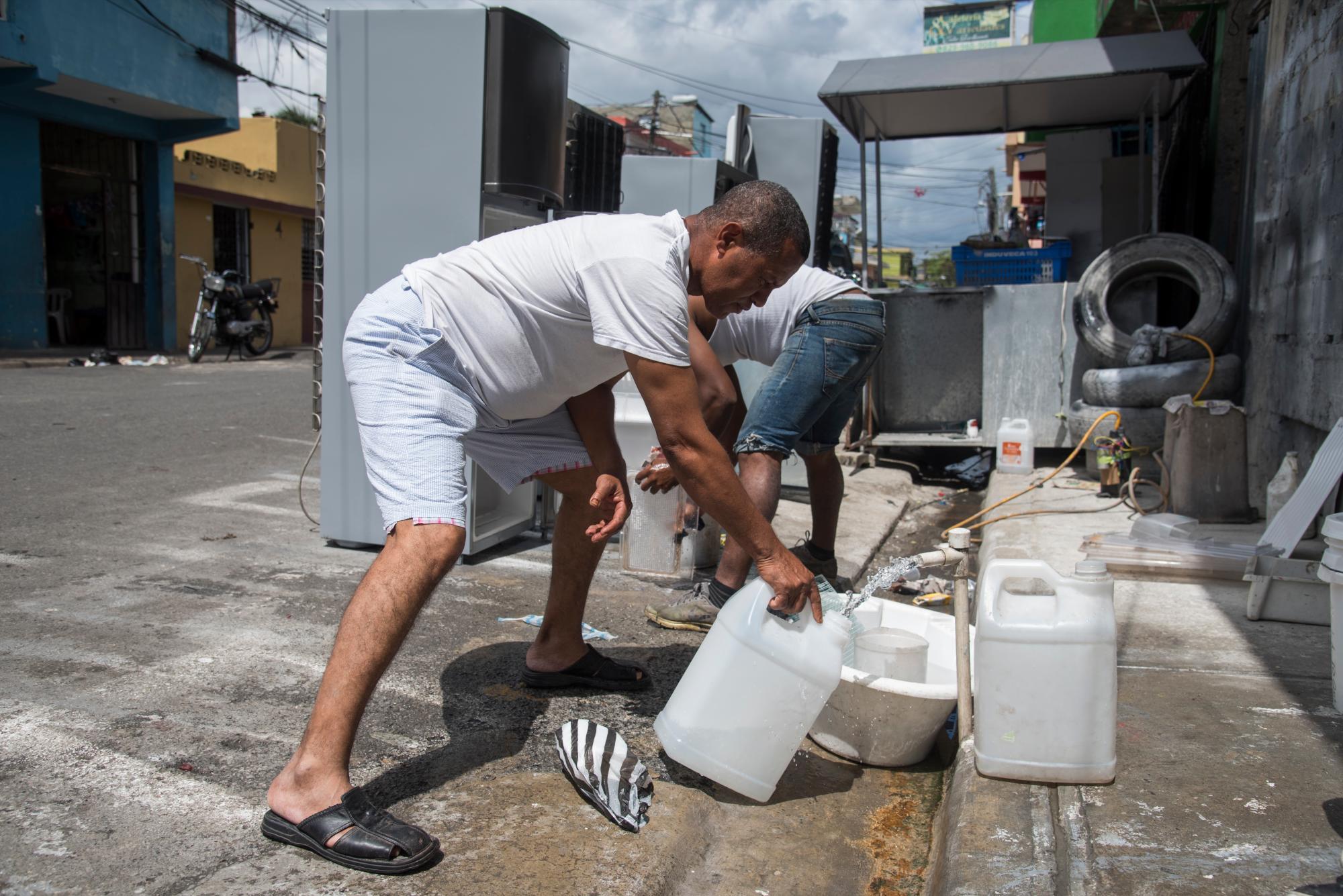 Un señor se abastece de agua en el barrio 27 de febrero en el Distrito Nacional. Domingo 10 de marzo de 2019.