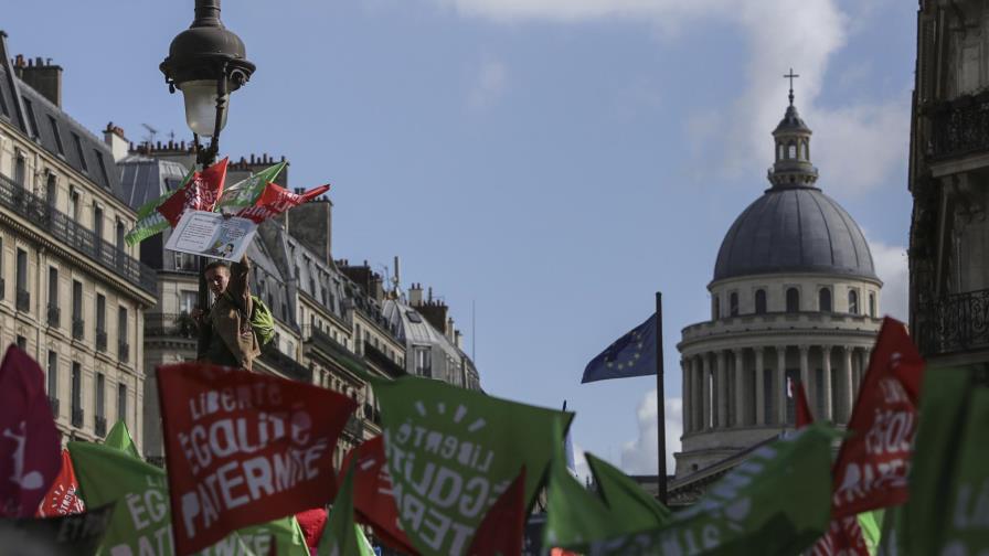 Francia votará sobre fecundación in vitro para lesbianas