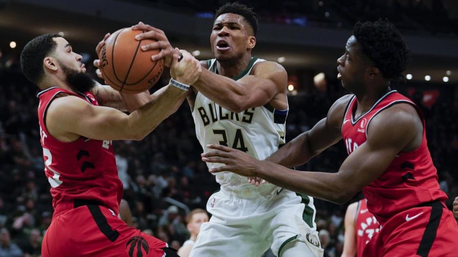 Antetokounmpo suma 36 puntos; Bucks vencen a Raptors