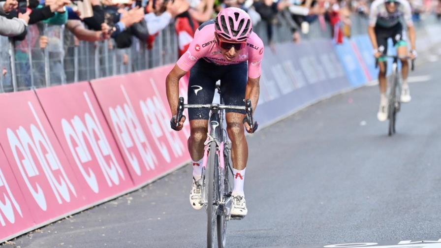 Egan Bernal aumenta su ventaja como líder del Giro