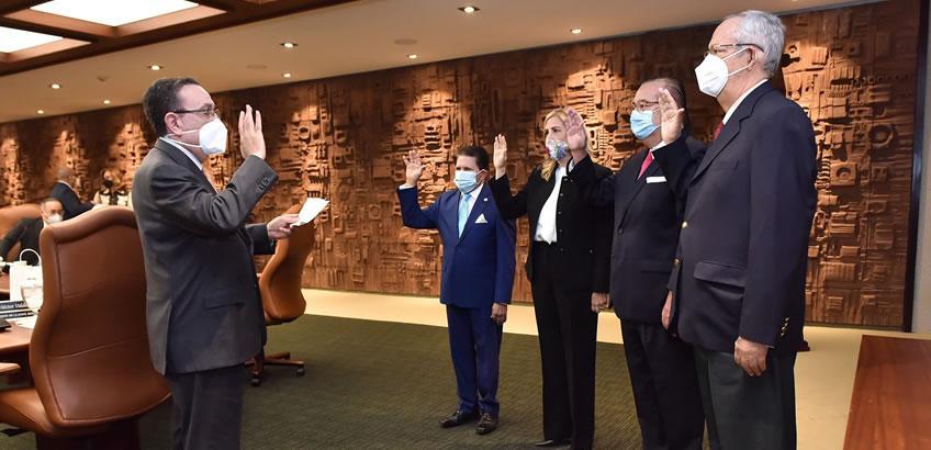 Valdez Albizu juramenta nuevos miembros de la Junta Monetaria