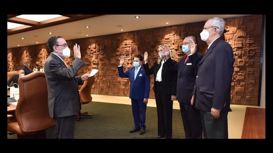 Valdez Albizu juramenta nuevos miembros de la Junta Monetaria