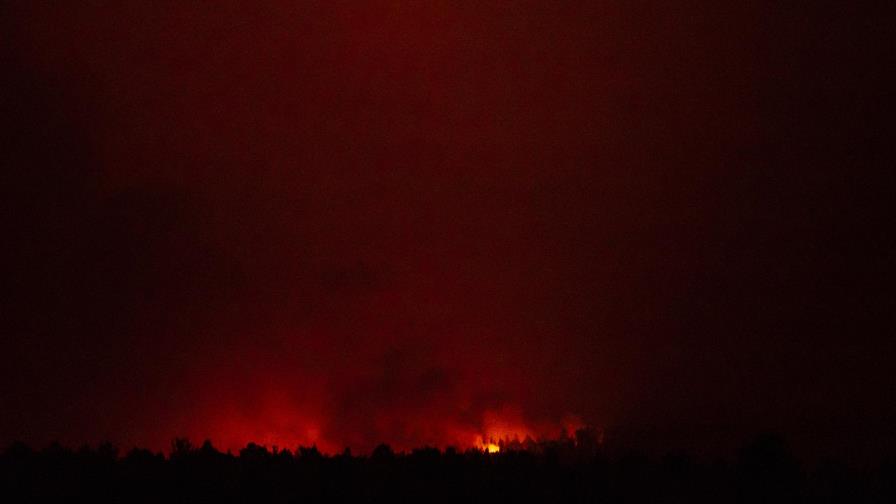 EEUU: Incendio amenaza zona devastada por otro siniestro