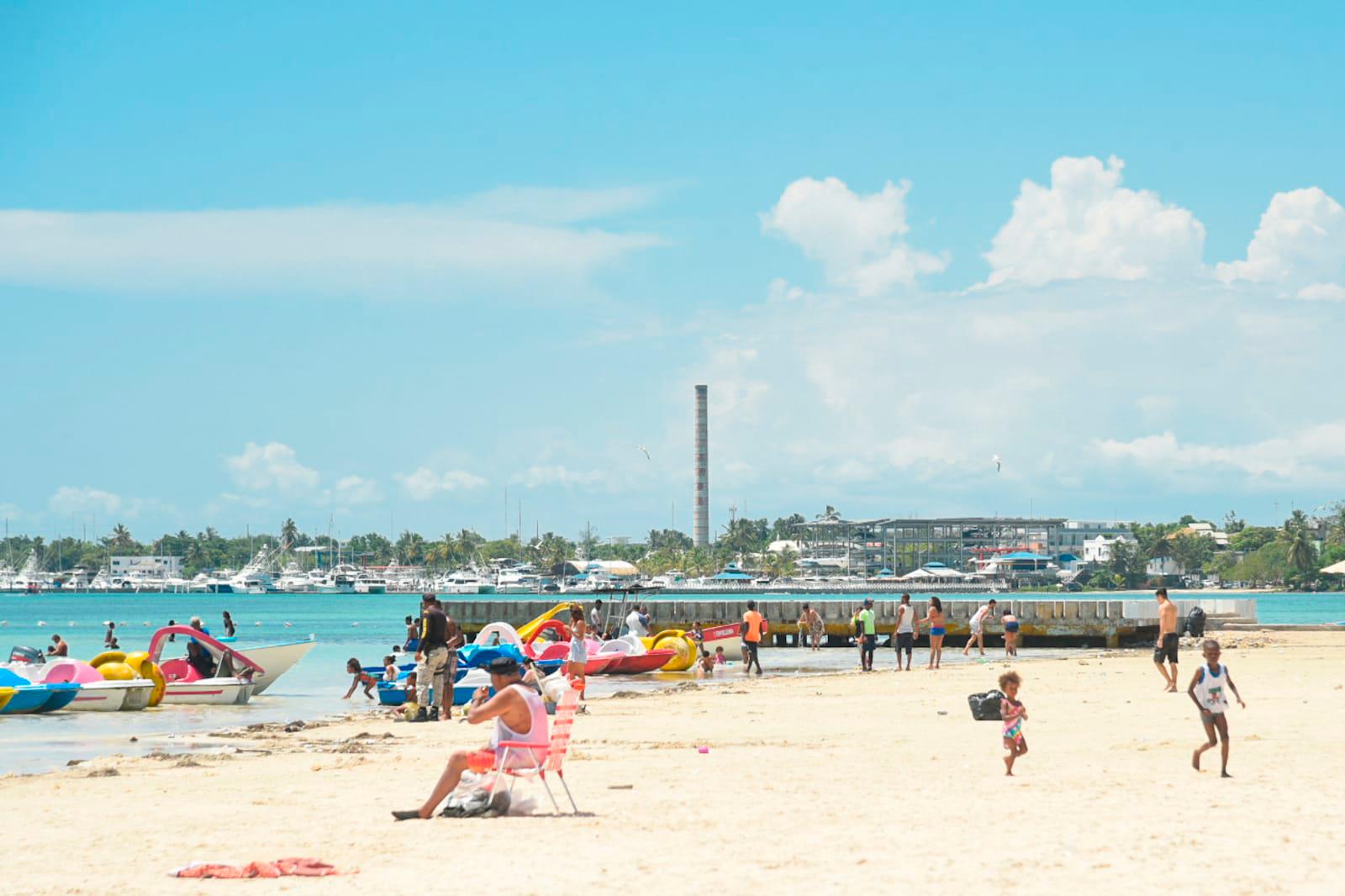 Bañistas buscan pasar el tiempo y disfrutar de las playas color turquesa. 