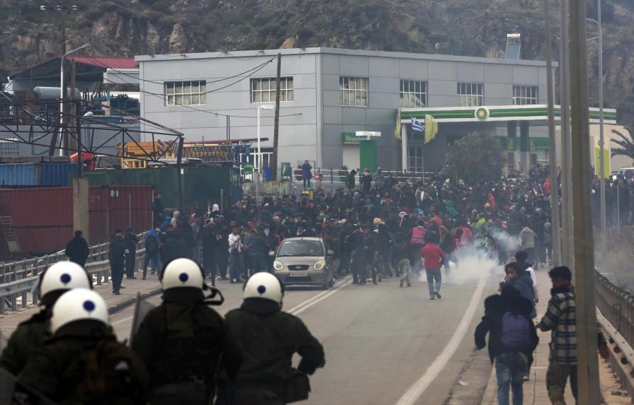 Solicitantes de asilo protestan en isla de Grecia