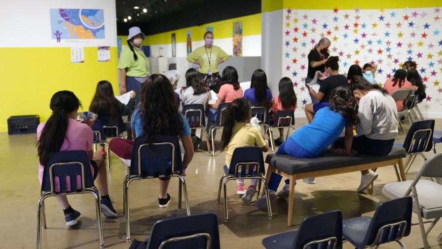Niños migrantes pasan semanas en refugios de Estados Unidos