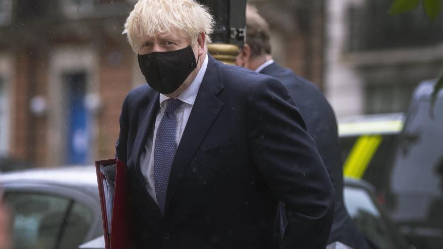 Boris Johnson defiende su manejo de la pandemia