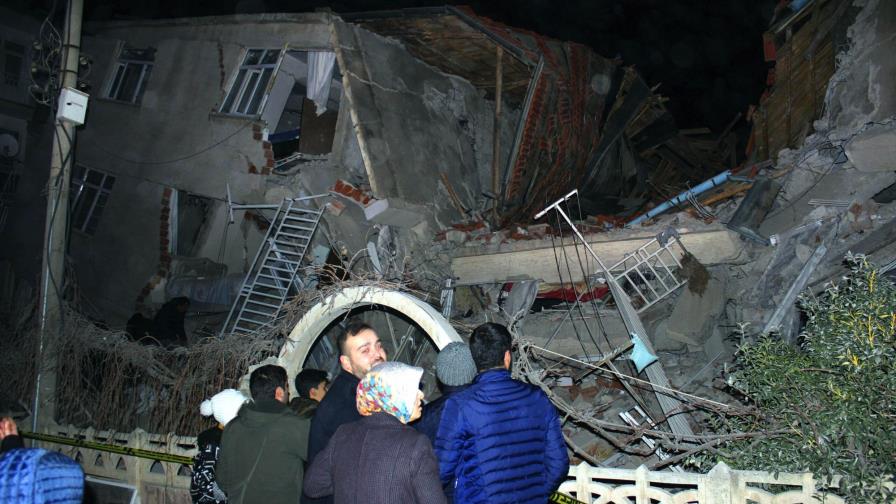 Al menos 8 muertos por sismo de 6,8 en el este de Turquía