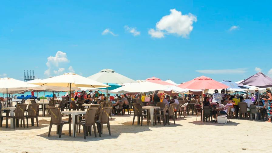 Decenas de personas acuden a Boca Chica para disfrutar fin de semana largo 