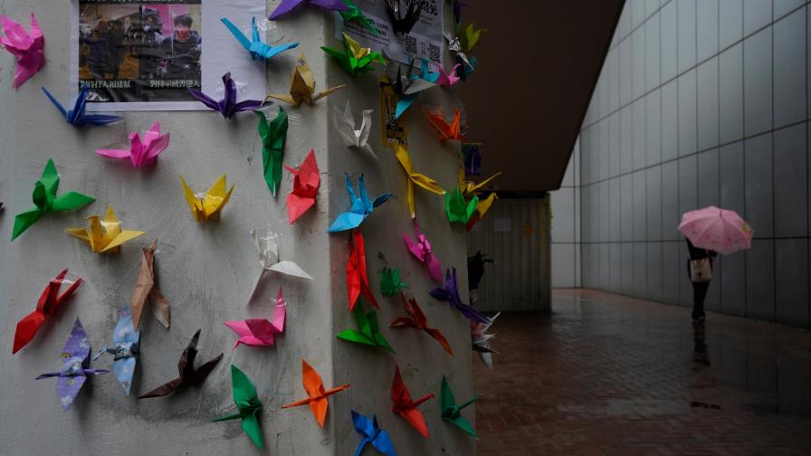 Policía de Hong Kong dice haber sido atacada con explosivos