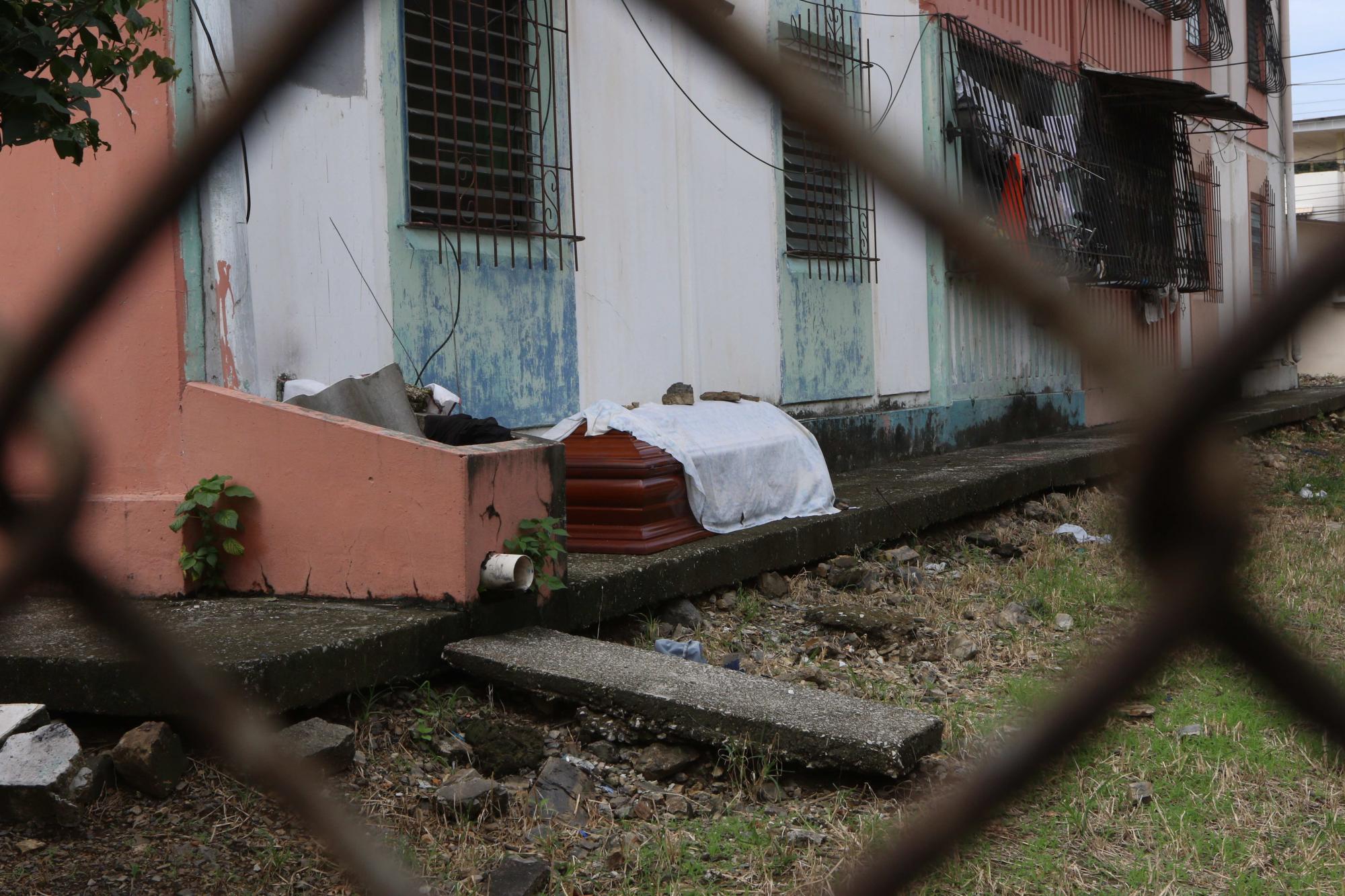 Fotografía cedida por el Diario Expreso que muestra un féretro con un fallecido que deberá ser recogido por las autoridades para ser enterrado, este miércoles en los bloques Apanor de la Alborada, en Guayaquil (Ecuador). (EFE/Juan Faustos/Cortesía Diario Expreso)
