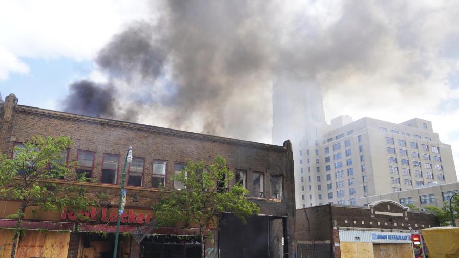 Arrestan y encausan a policía por la muerte de George Floyd Arrestan y encausan a policía por la muerte de George Floyd