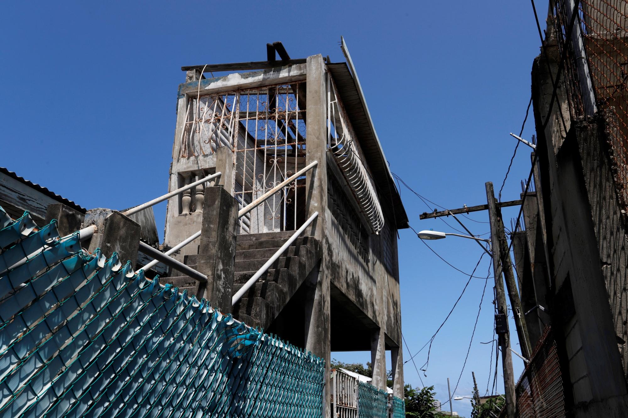  Fotografía este jueves de una casa sin techo debido al paso del huracán María hace tres años en San Juan, (Puerto Rico). ( EFE/Thais Llorca)