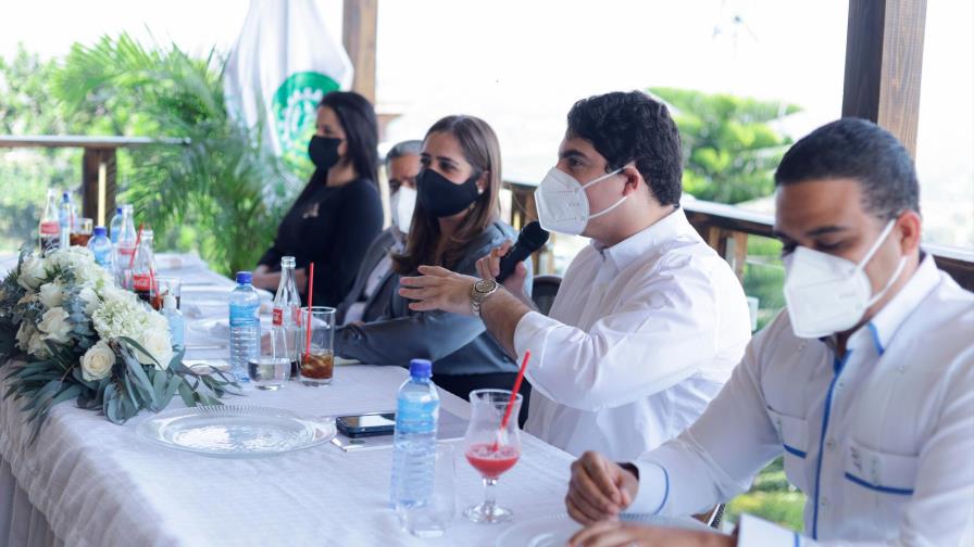 Representantes de instituciones de La Vega presentan varios proyectos al director del BCIE