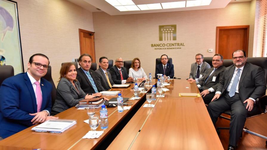 Ejecutivos internacionales del sector eléctrico reúnen con Valdez Albizu y anuncian planes de inversión bajo alianza público-privada Ejecutivos internacionales del sector eléctrico reúnen con Valdez Albizu y anuncian planes de inversión bajo alianza público-privada