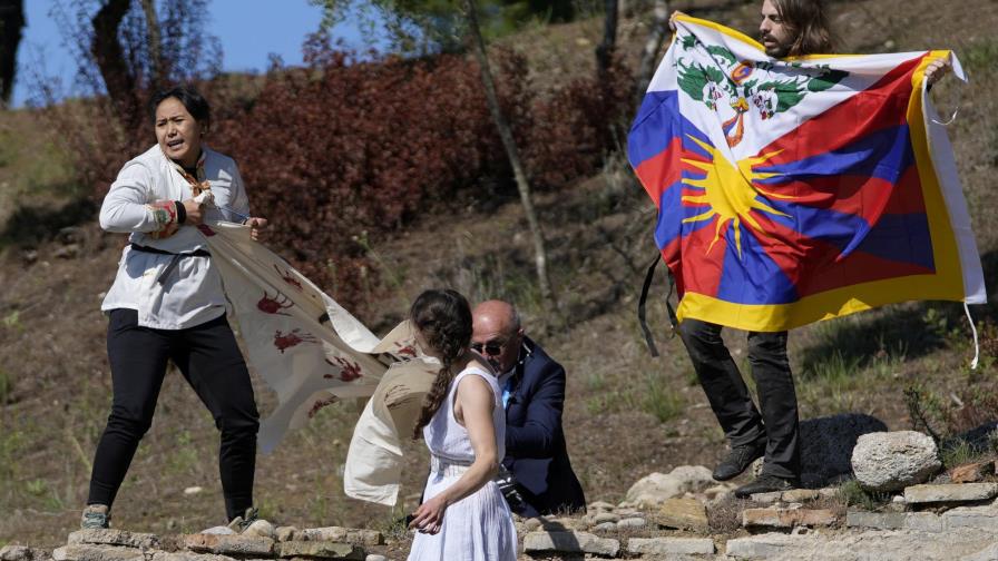 Activistas tratan de interrumpir encendido de llama olímpica
