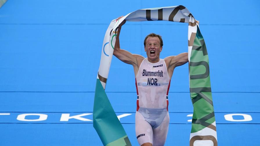 Noruego Blummenflet gana el oro en el triatlón varonil