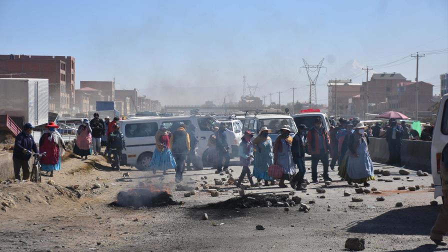 El Gobierno boliviano traslada oxígeno vía aérea a causa de los bloqueos