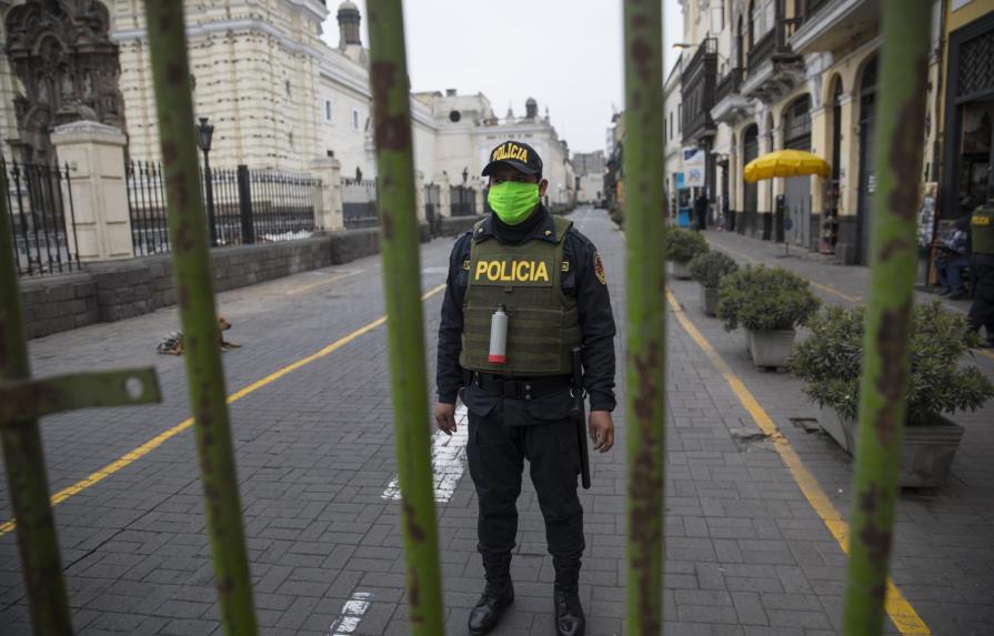 Presidente de Perú enfrenta juicio político en plena pandemia