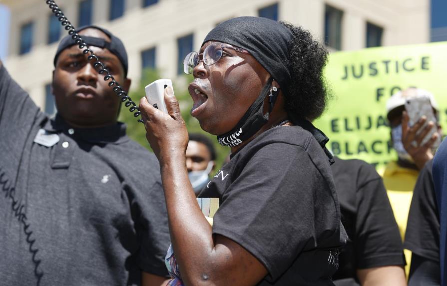 EEUU: Acusan a policías de muerte de joven negro detenido