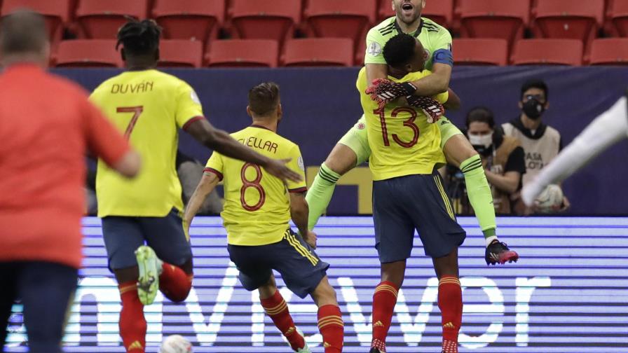 Messi va por Colombia, que se aferra a las manos de Ospina