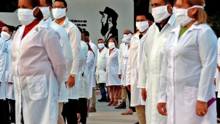 Cuba envía más de 200 sanitarios a Sudáfrica para combatir la COVID-19