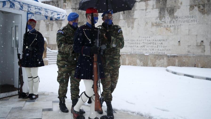 Una fuerte nevada cubre Atenas, demora vacunaciones