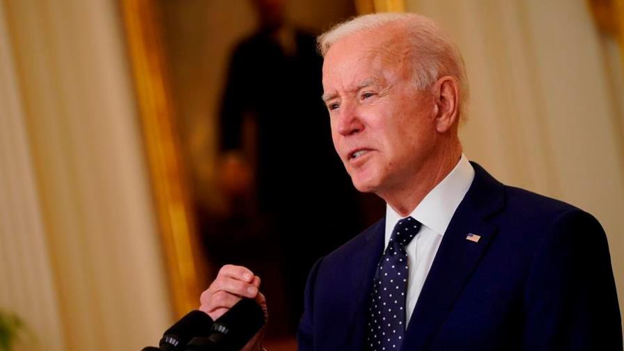 Biden sanciona a Rusia y expulsa a diplomáticos, pero tiende la mano a Putin