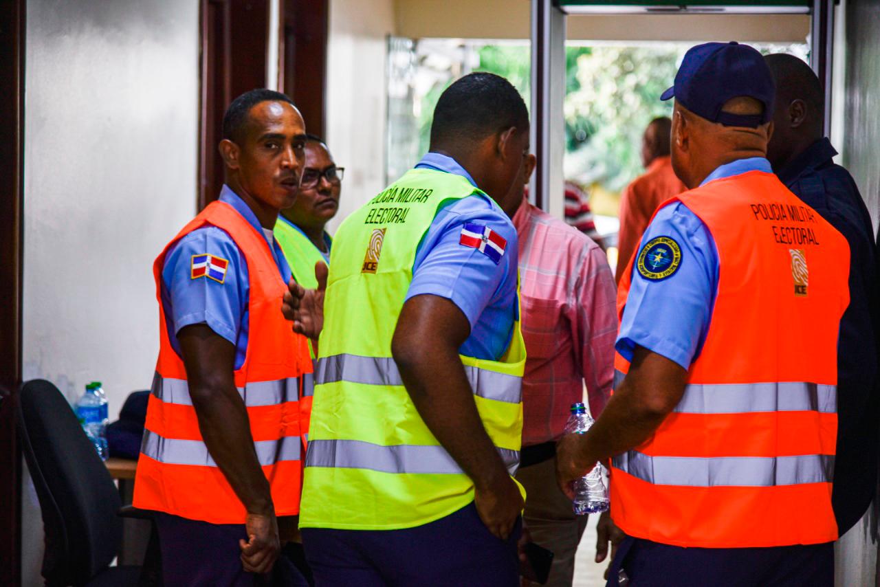 Policías electorales colocados en la puerta principal.