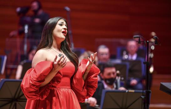 Soprano agradecida asiste a pacientes de clínica de COVID-19
