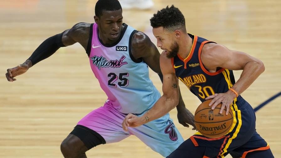 Curry impulsa remontada de Warriors ante Heat en la prórroga