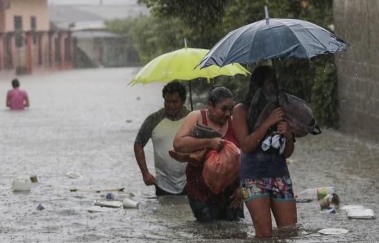 Guatemala teme al menos 50 muertos por paso de Eta