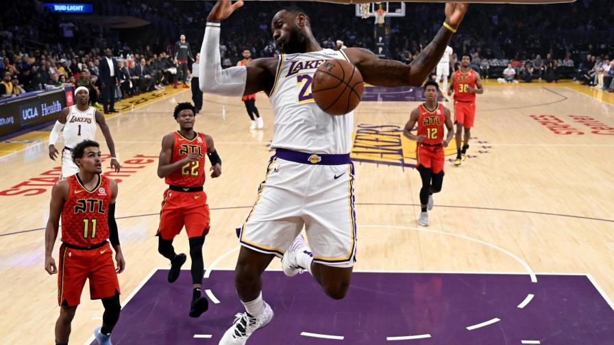 Lakers ganan 122-101 en un vertiginoso duelo con los Hawks
