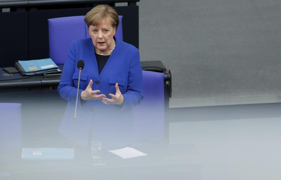Merkel tiene pruebas de piratería rusa en parlamento alemán