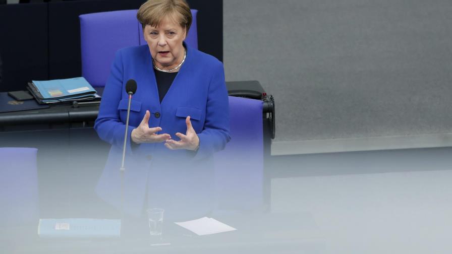 Merkel tiene pruebas de piratería rusa en parlamento alemán