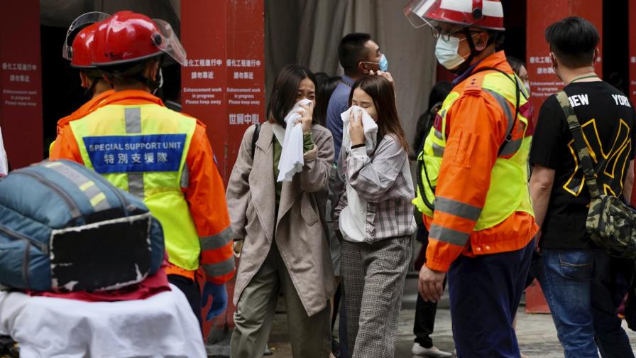 Un incendio atrapa a cientos de personas en Hong Kong