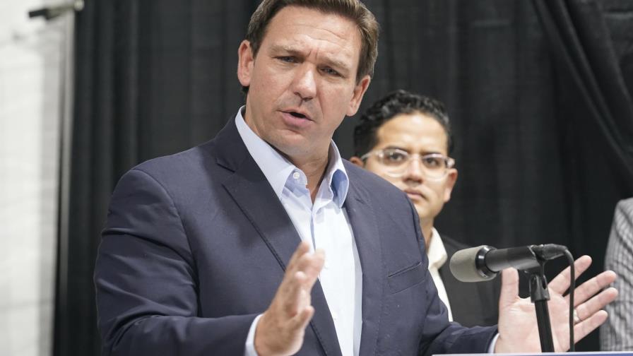 AP llama a DeSantis a cesar hostigamiento de reportero