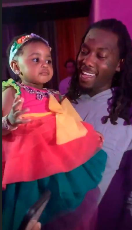 La bebé  Kulture junto a su padre Offset