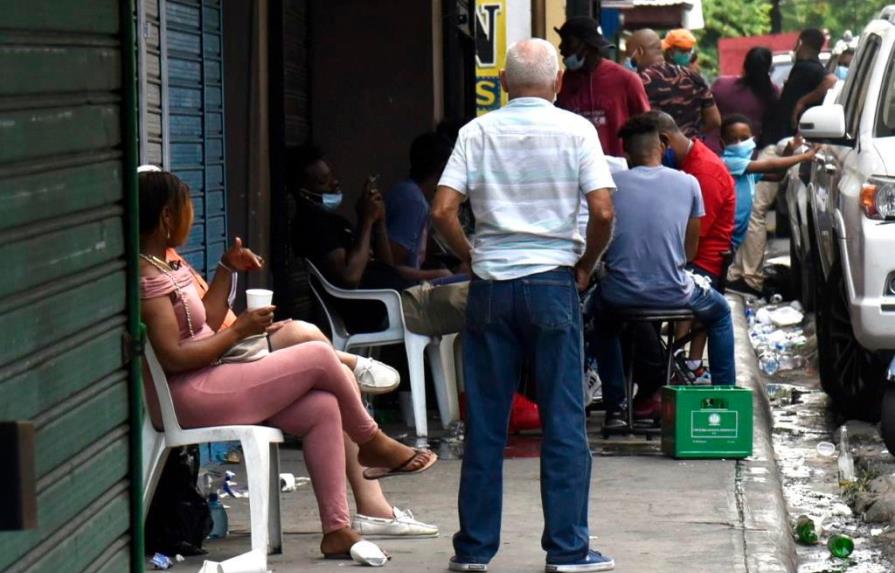 En barrios del Distrito Nacional esperan resultados consumiendo bebidas alcohólicas