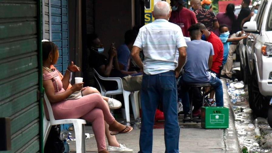 En barrios del Distrito Nacional esperan resultados consumiendo bebidas alcohólicas