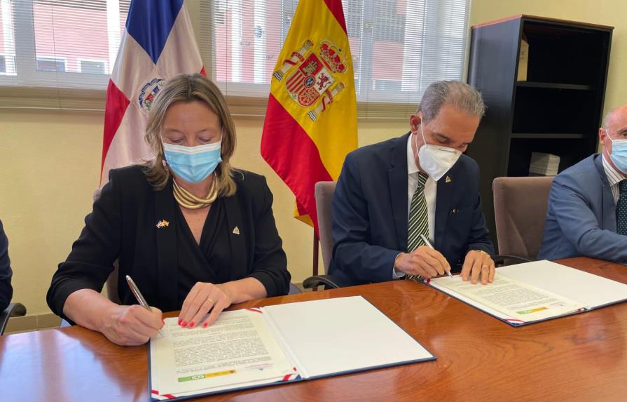 Mescyt firma acuerdo para que becarios accedan a estudios online de academia española