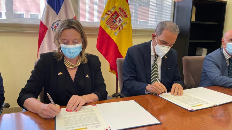 Mescyt firma acuerdo para que becarios accedan a estudios online de academia española