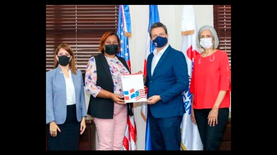 Universidad Domínico Americano dona 250 becas a profesores de educación en Santo Domingo 